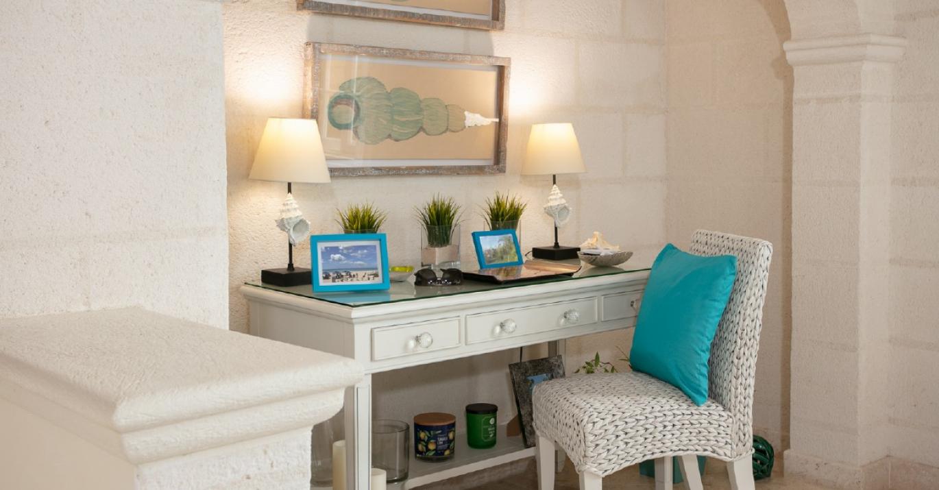 2 royal villa desk 2