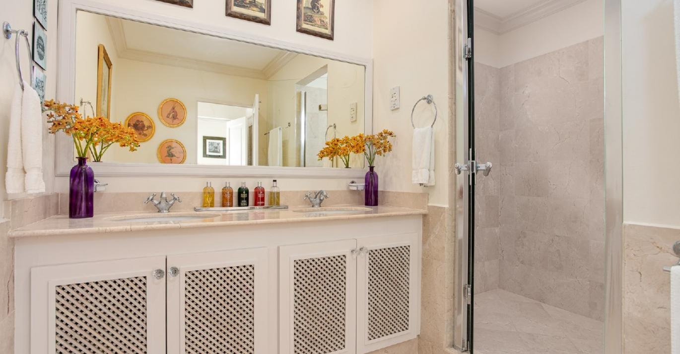 2 royal villa shower 17