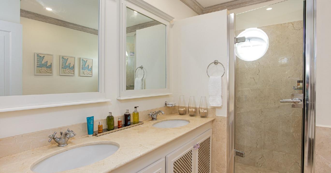 2 royal villa shower 8