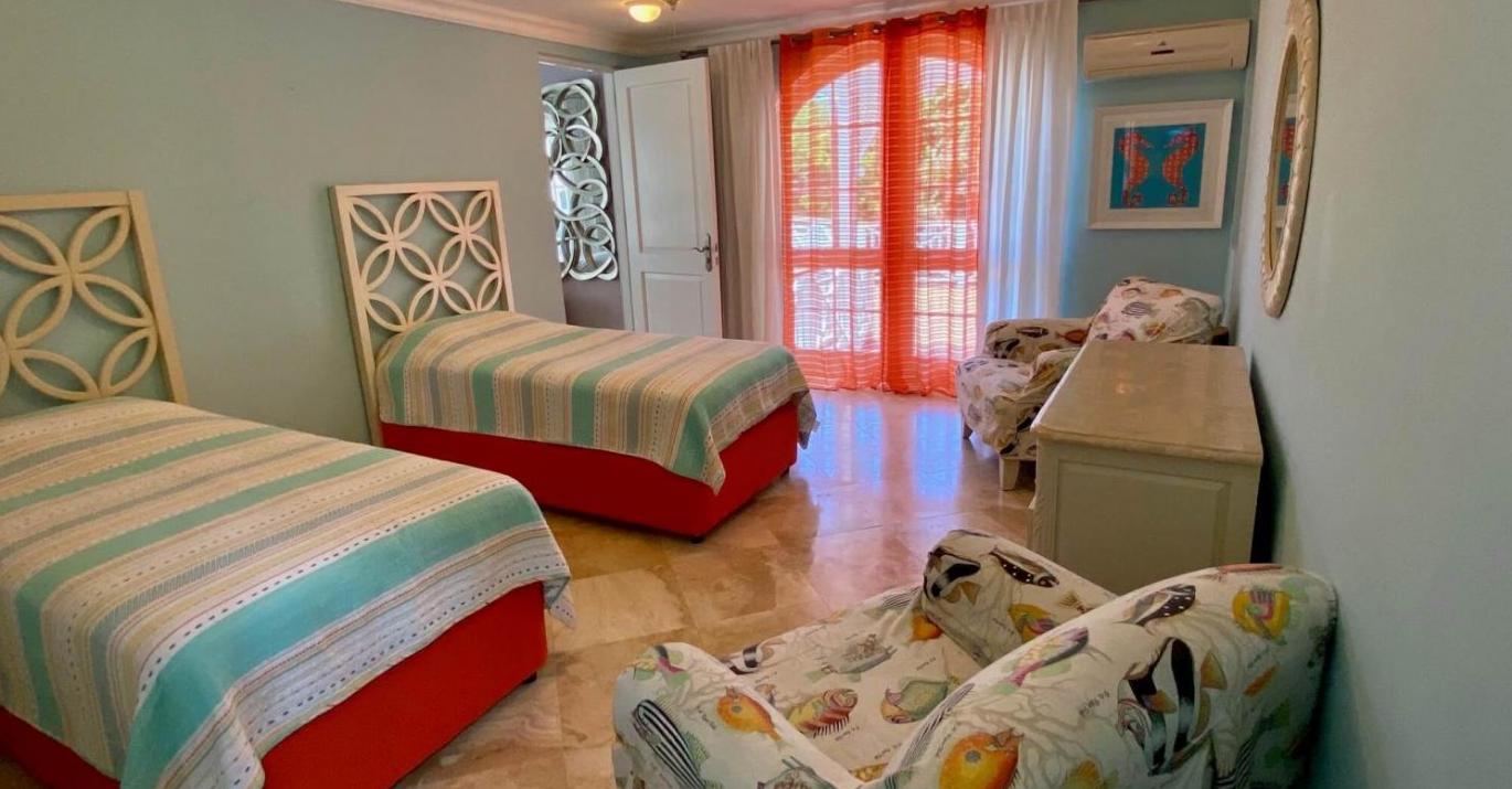 Waterfalls-bedroom-twin