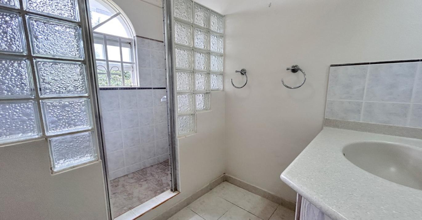 Frere Pilgrim 9 bathroom 2