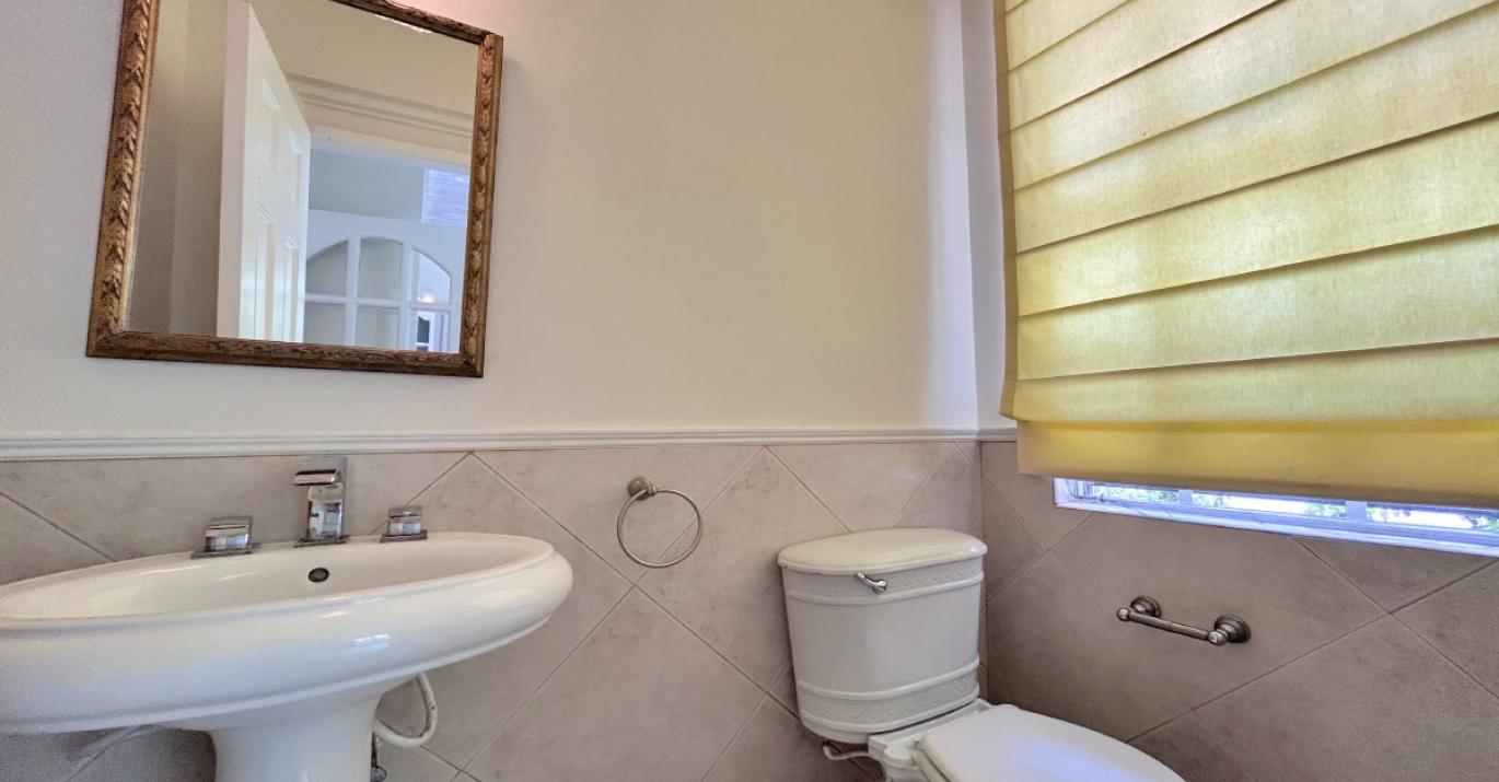 Frere Pilgrim 9 powder room
