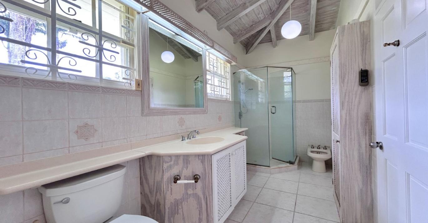 Frere Pilgrim 9 primary bathroom
