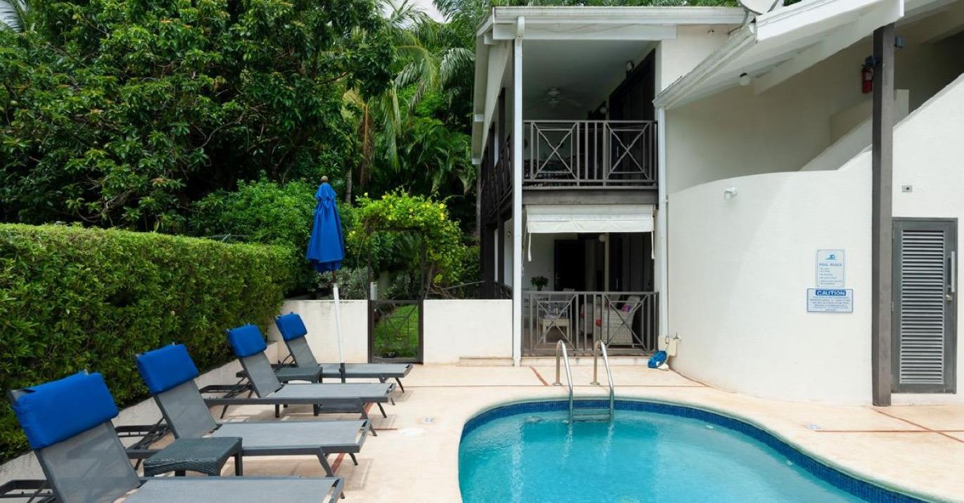 Ixora 4 pool loungers