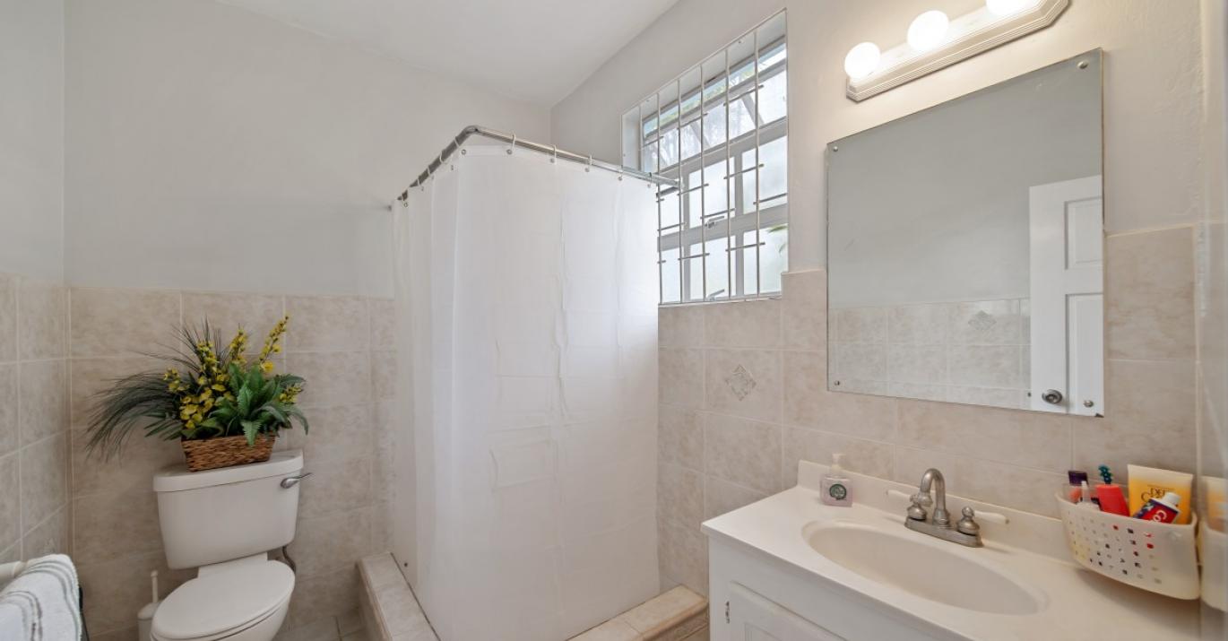 Kentbridge apartment bathroom 30