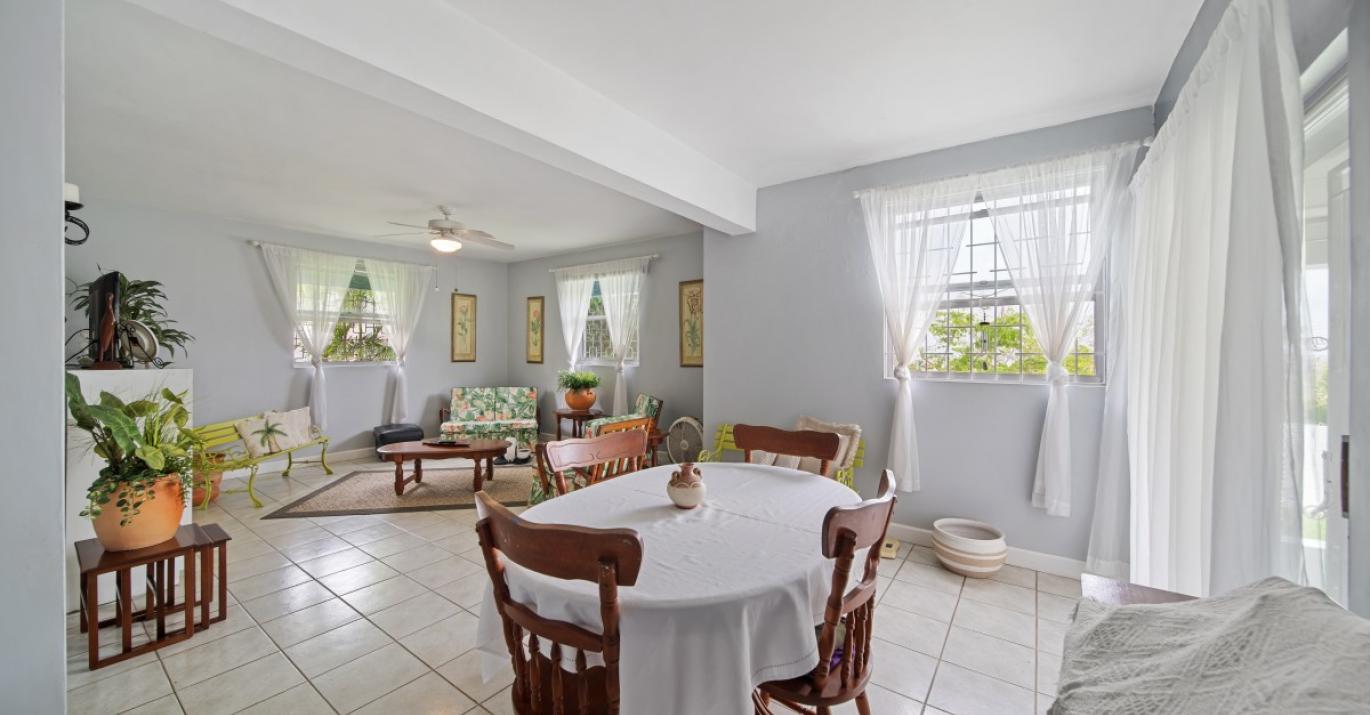 Kentbridge apartment dining 27