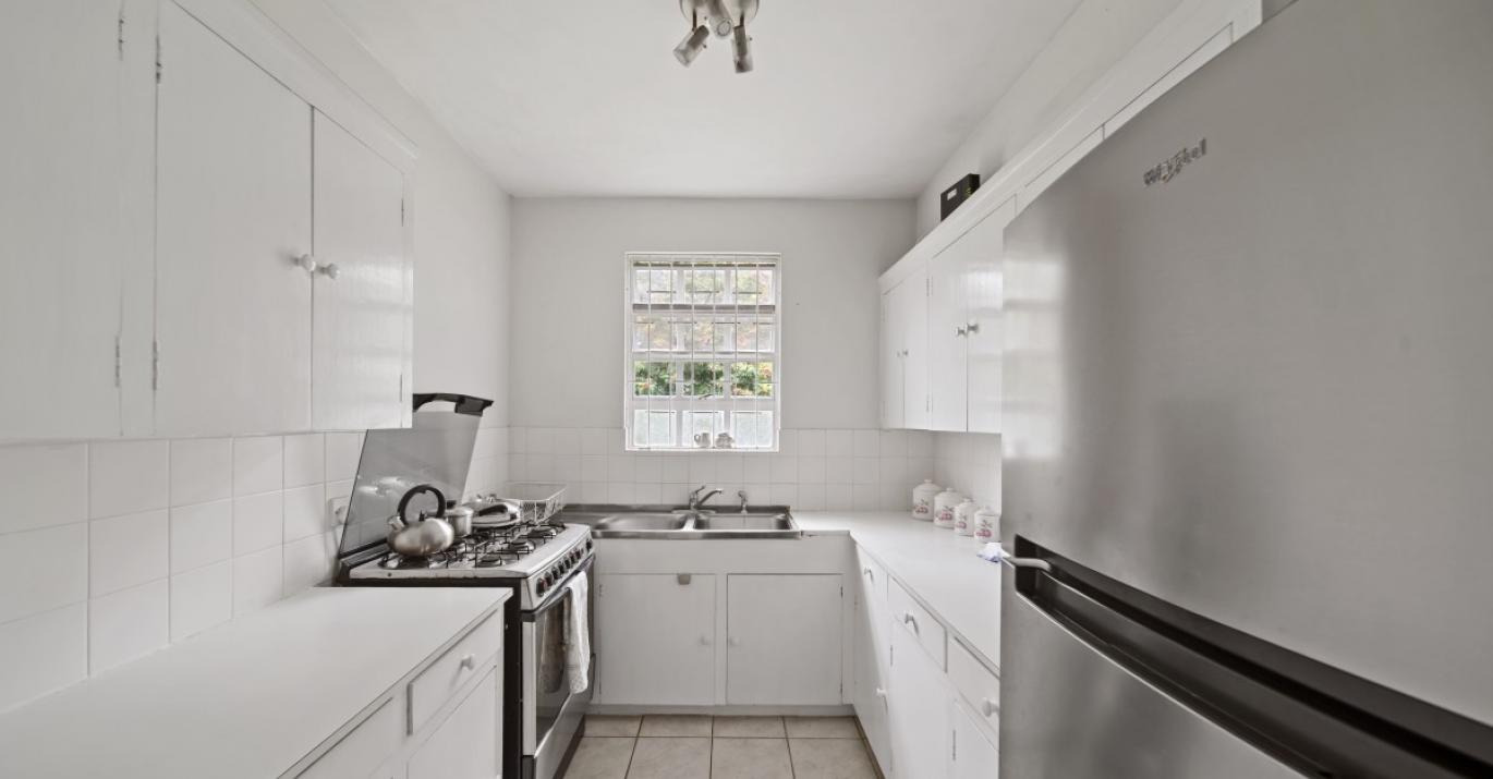 Kentbridge apartment kitchen 34