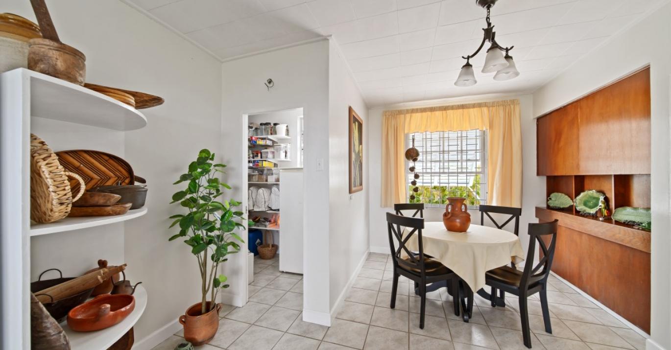 Kentbridge house round table 14