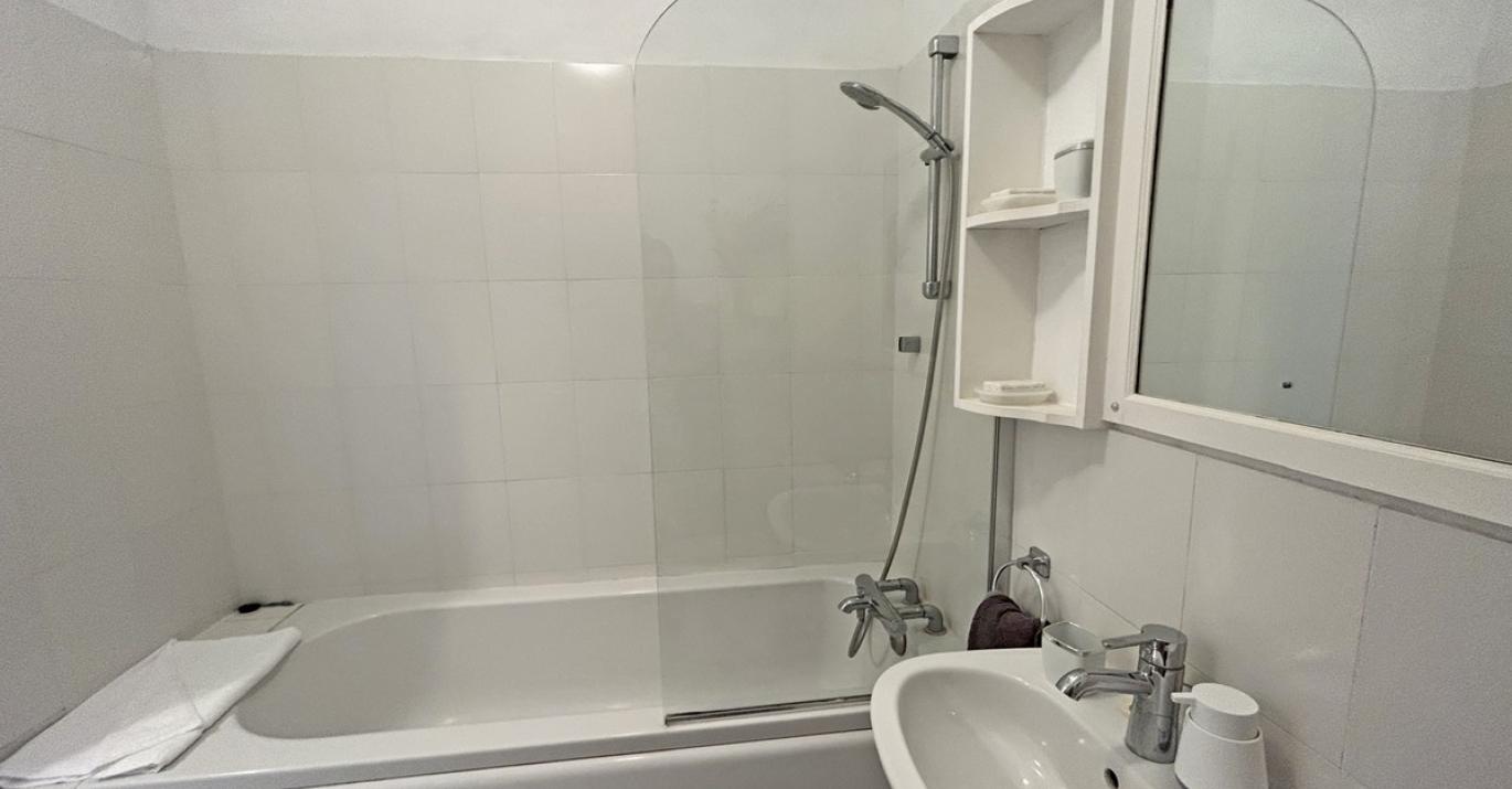 Lantana 15 Bathroom with Tub