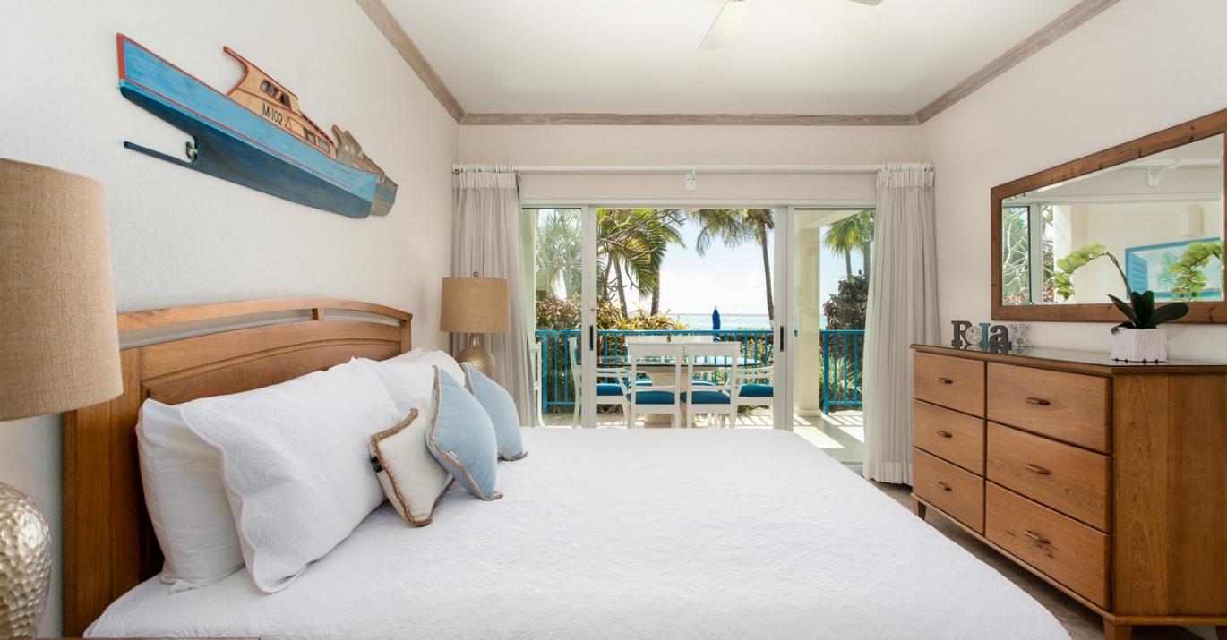 Maxwell Beach Villa 102 Main Bedroom