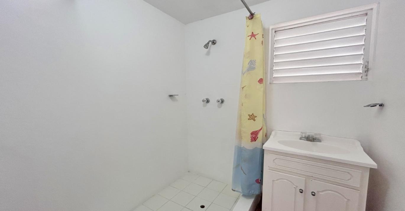 Pilgrim 9 apartment bathroom