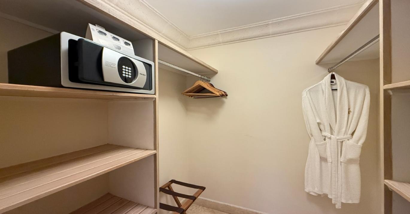 SPB305 closet 573