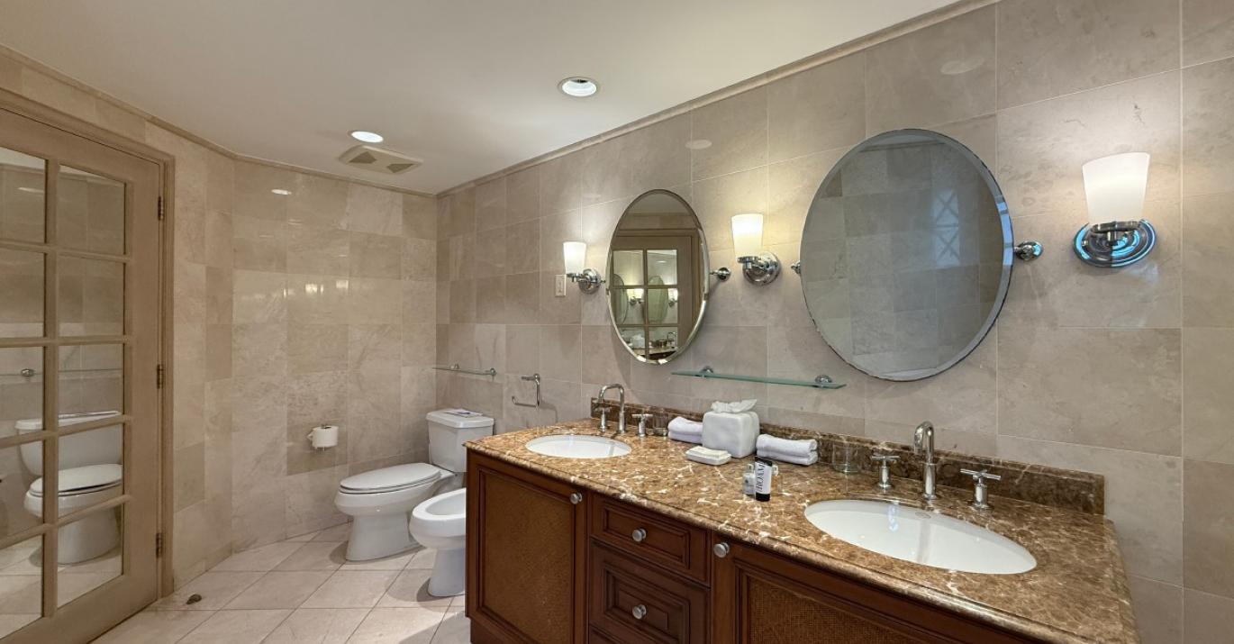 SPB305 ensuite bathroom 551