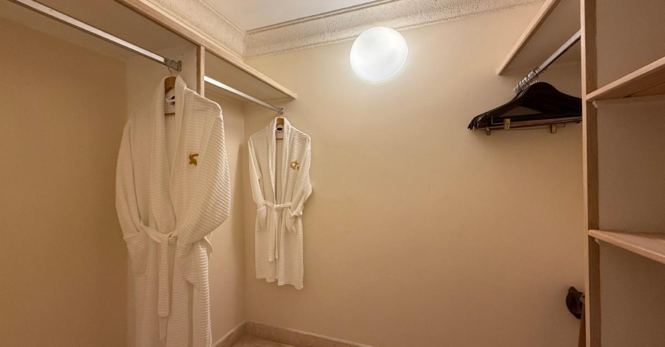 SPB305 walk in closet 553