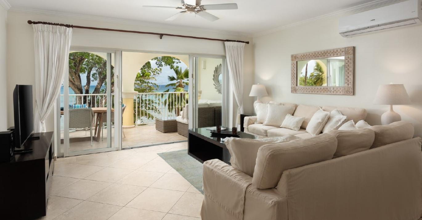Sapphire 211 living area