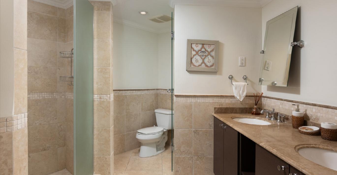 Sapphire 211 main bathroom