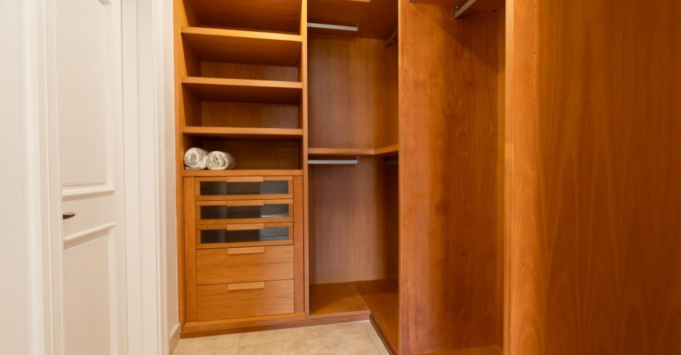 schooner 305 closet