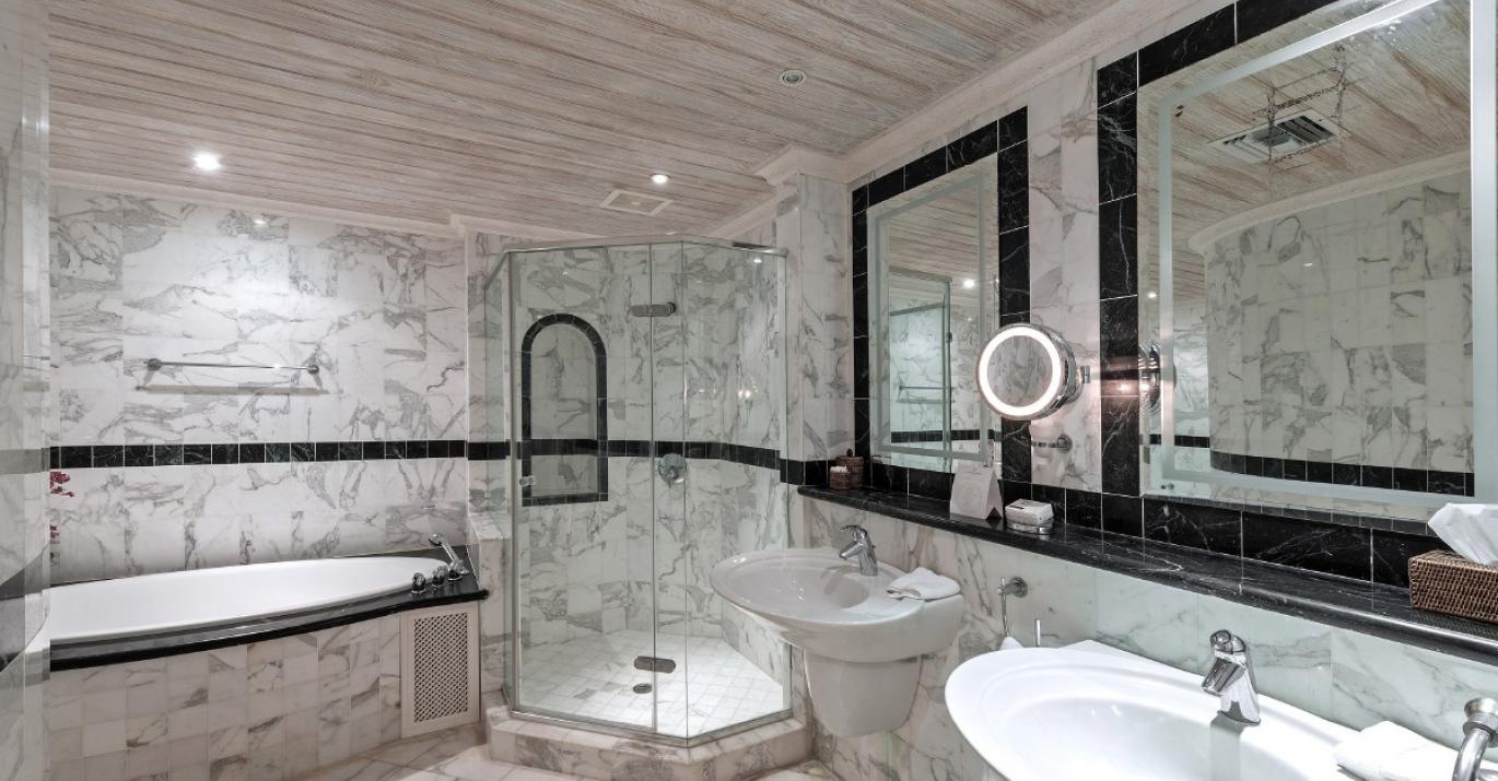 Schooner 307 ensuite tub shower