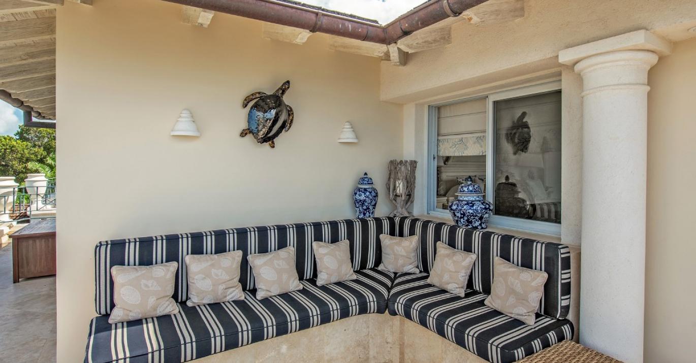 Schooner Bay 307 lounge