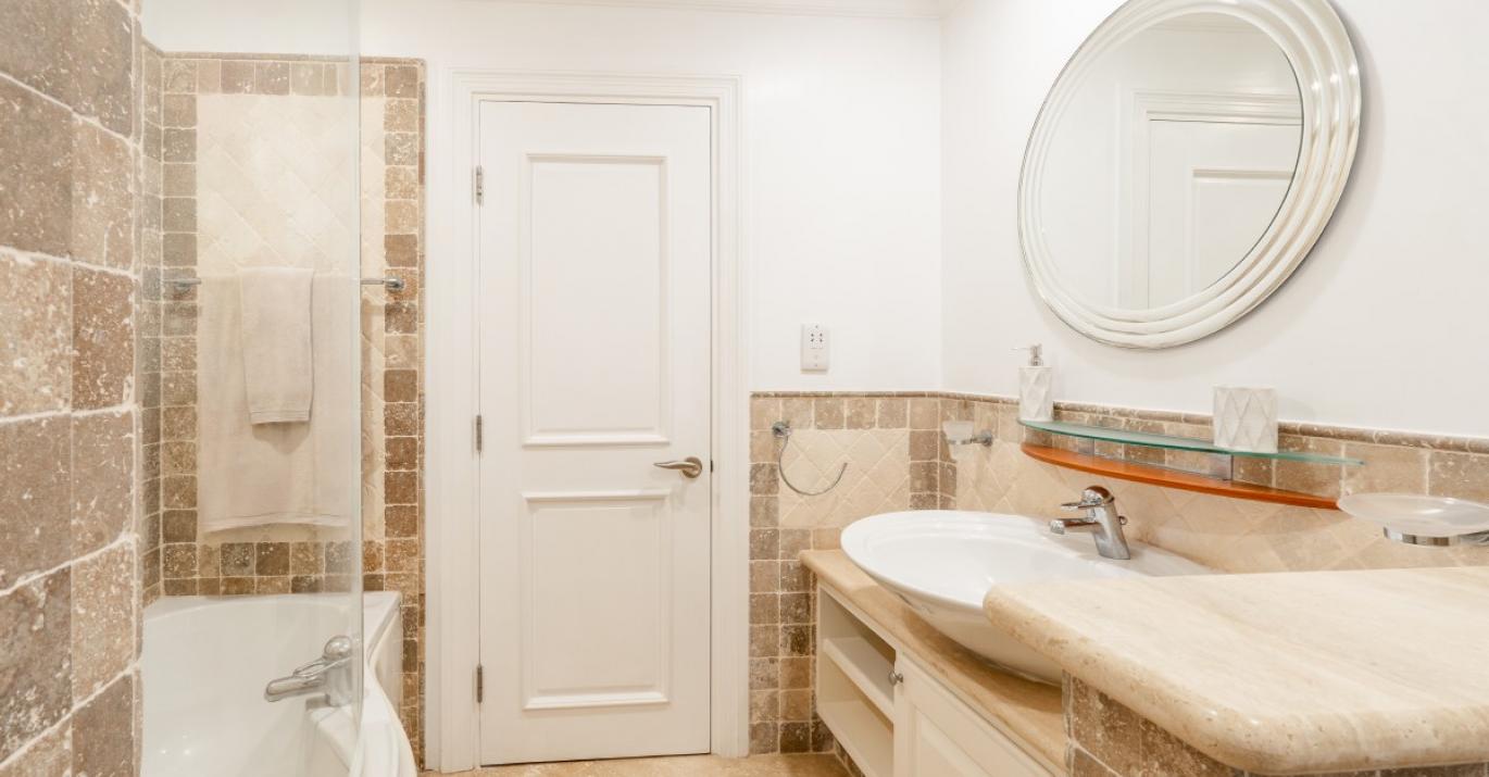 schooner bay 305 bathroom