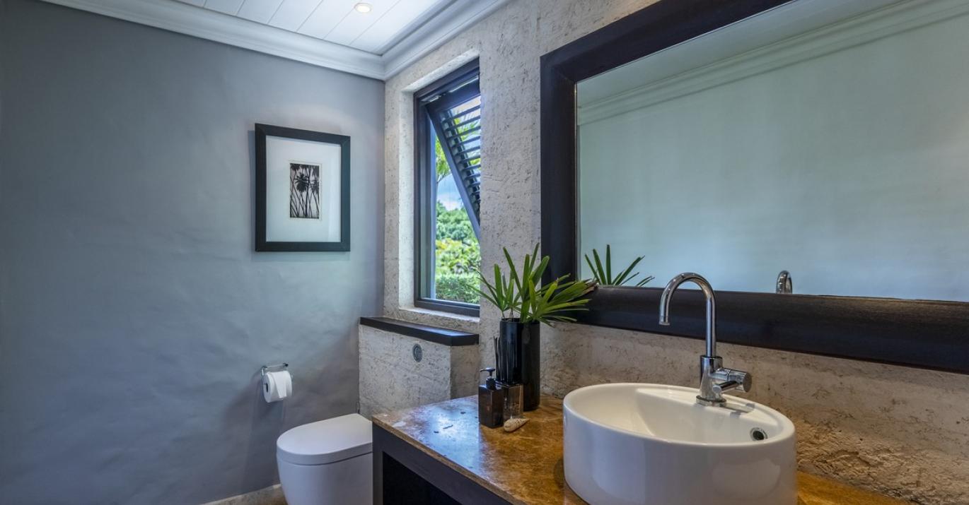 Sienna powder room 024