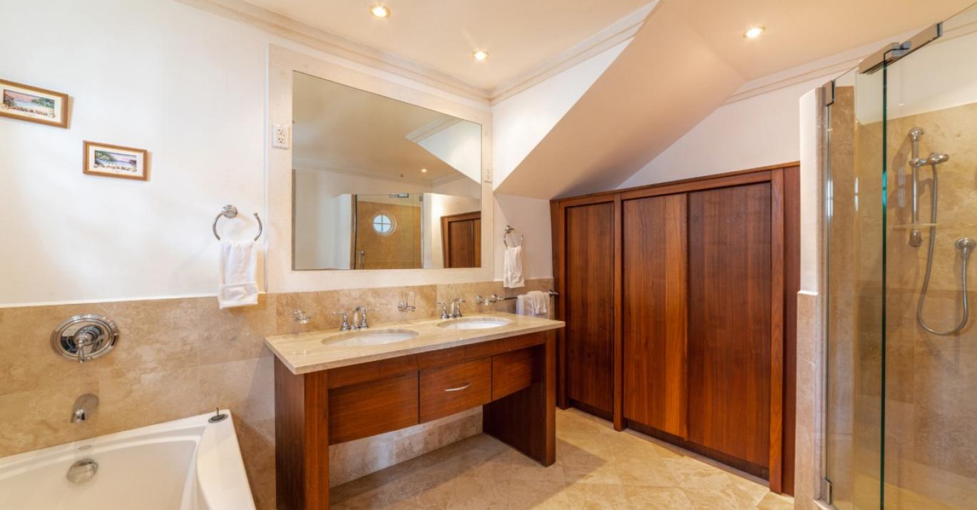 Sugar Cane Ridge 2 Coral Blu Main Bathroom