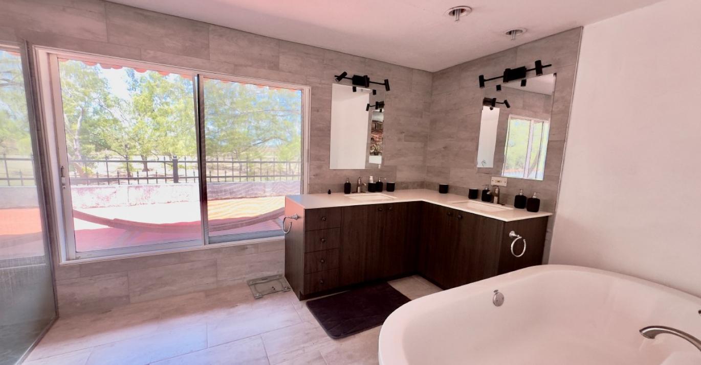 Topaz master ensuite 28