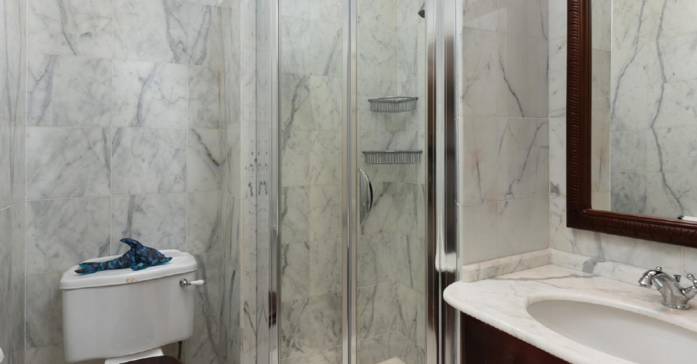 Twin Palms bathroom