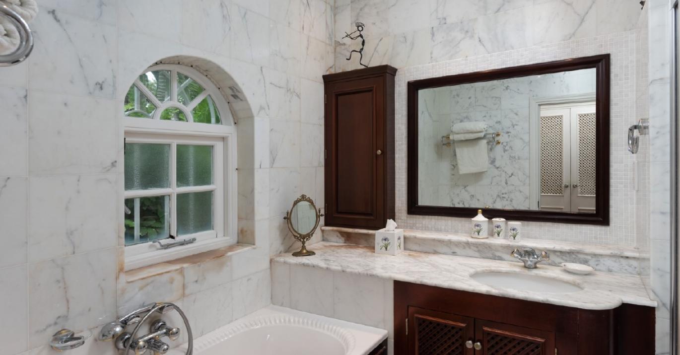 Twin Palms main bathroom
