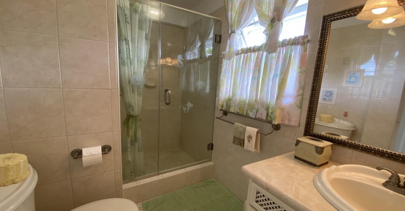 Upton Bella Vista Shared Bathroom