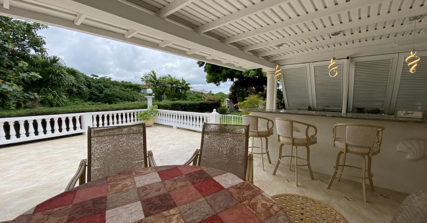 Upton Bella Vista Spacious Patio