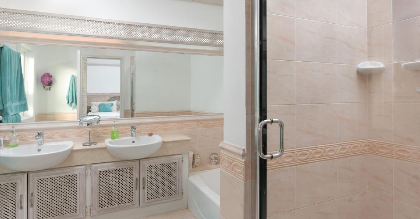 palm grove5 ensuite bathroom