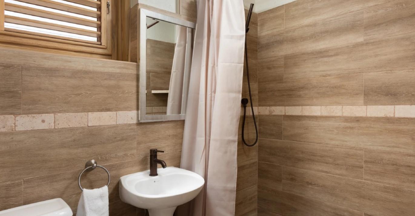 surfers bay hotel bathroom suite