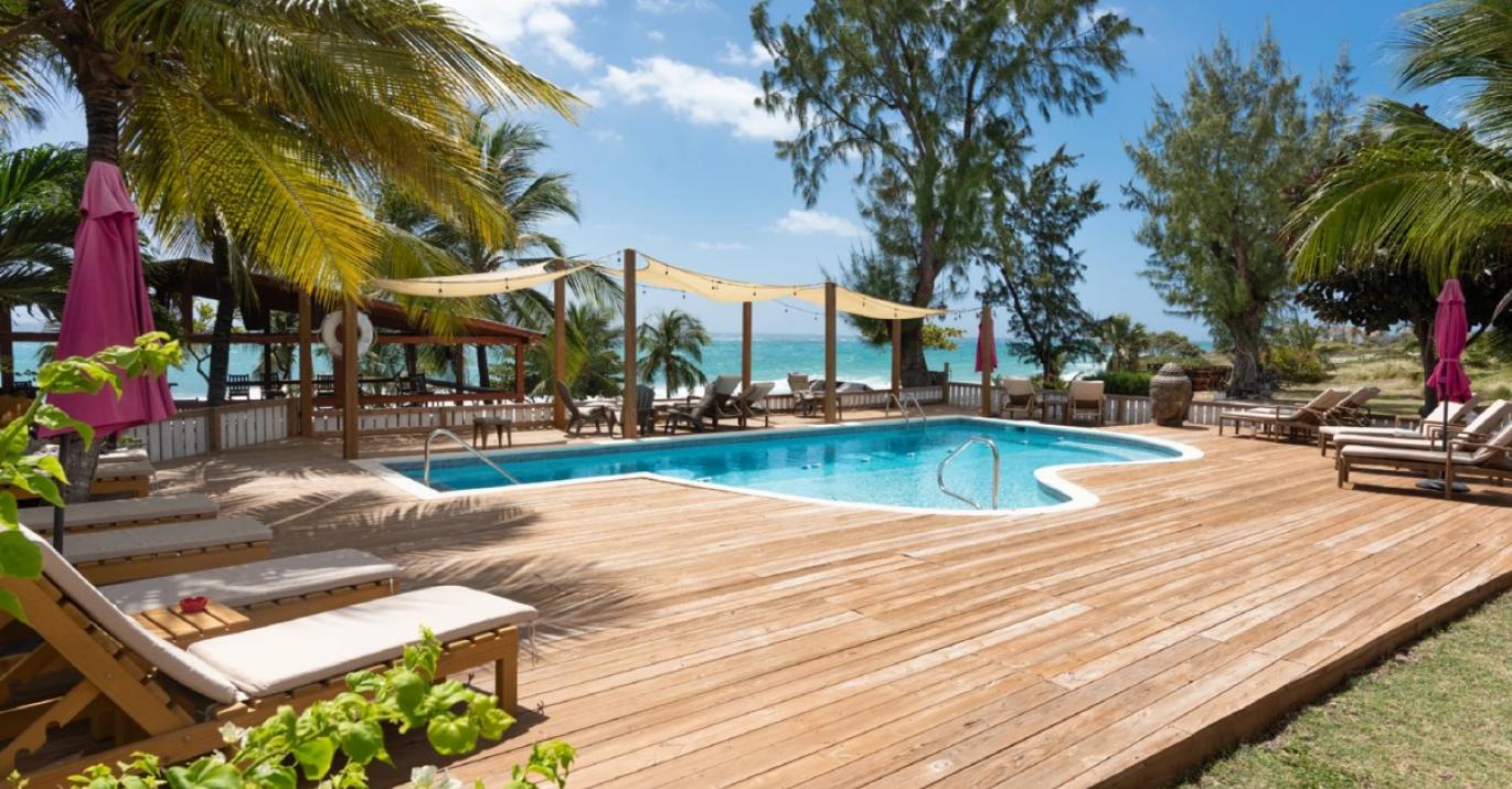 surfers bay hotel pool deck
