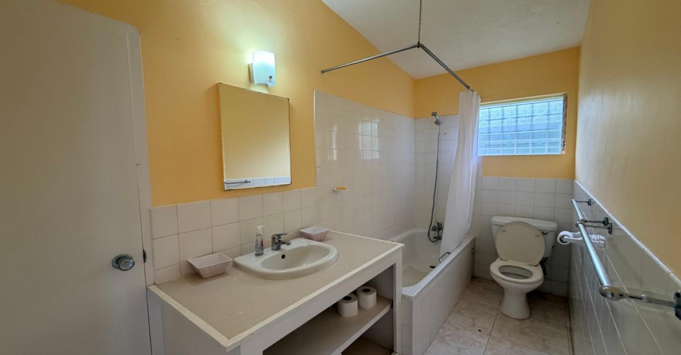 palm Avenue 280 bathroom 1