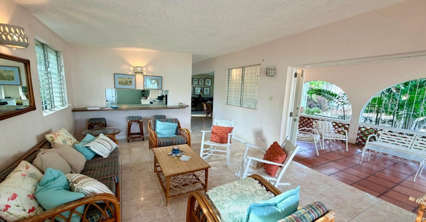 palm Avenue 280 living room