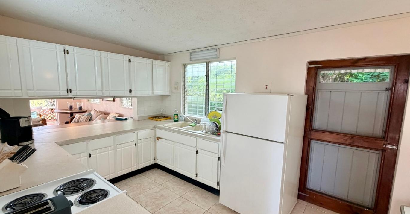 palm Avenue 280 kitchen side entry