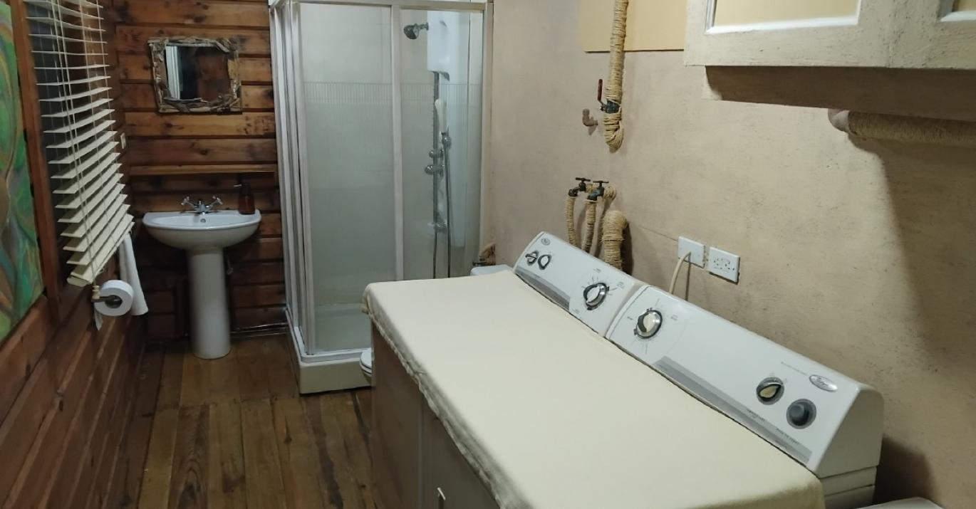 hakuna Matata laundry full bathroom