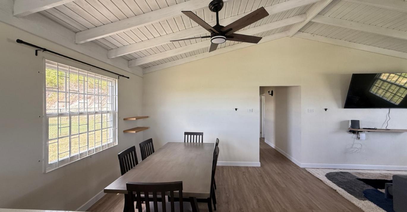 Atlantic Breeze 31 dining