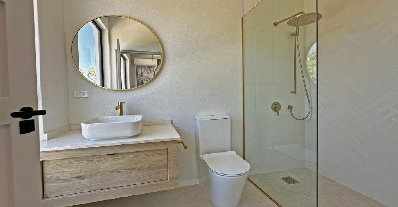 Azzurro 1 ensuite bathroom