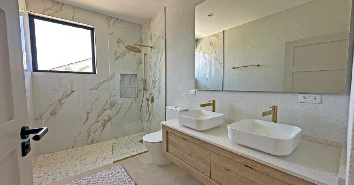 Azzurro 1 primary ensuite bathroom