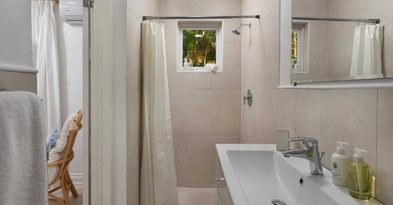 barton beach house bathroom