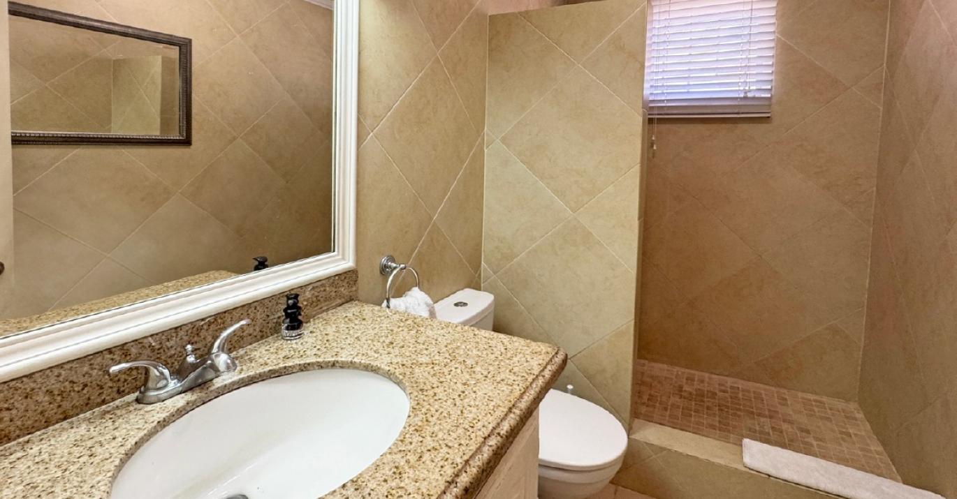 El Vista Apartment 2 bathroom