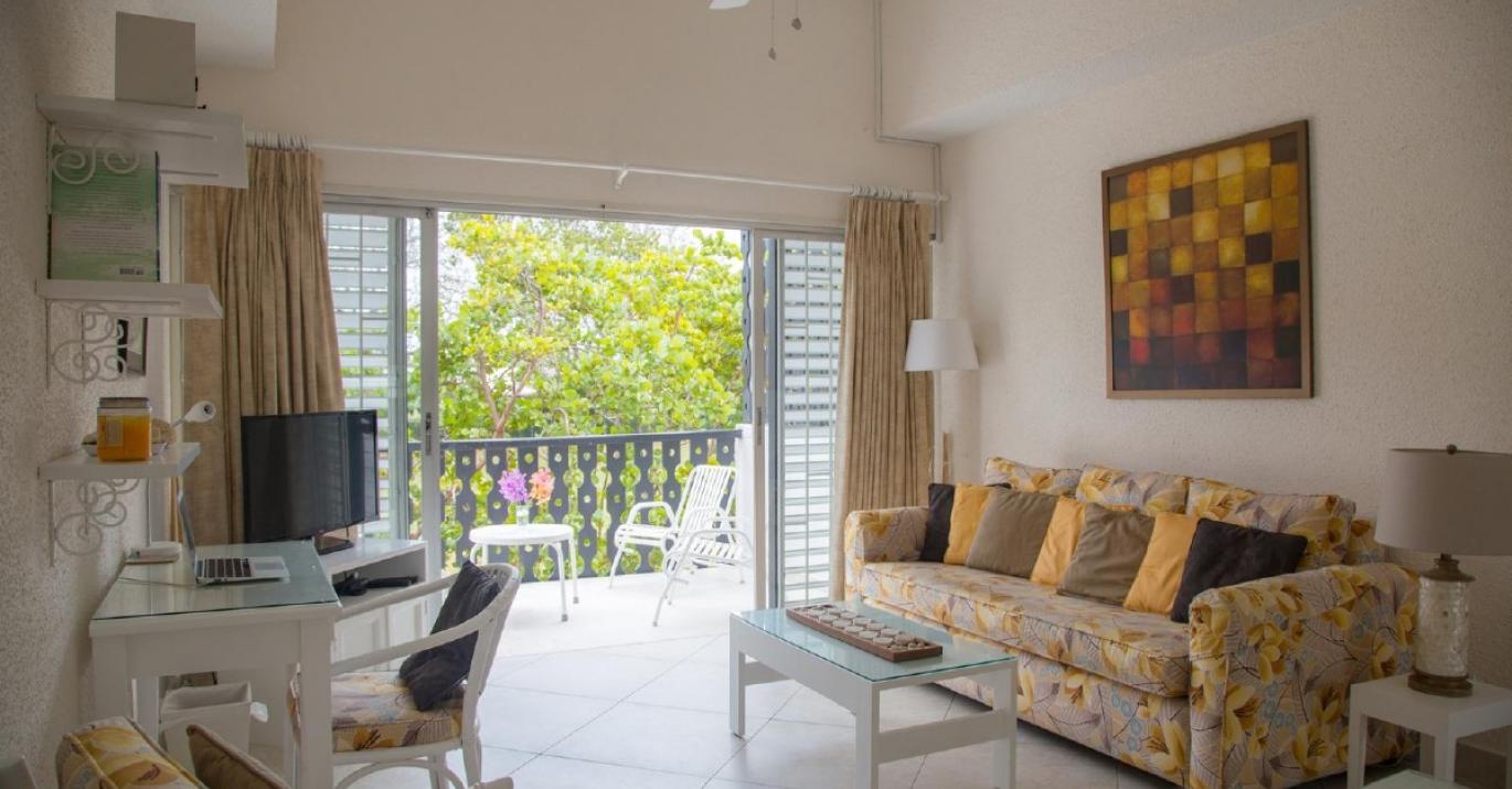 GG 235 living to balcony