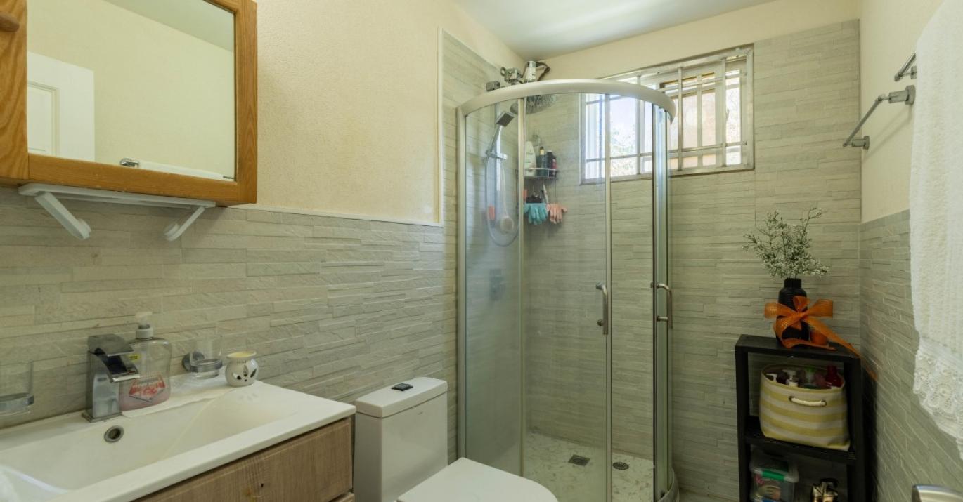 Halls villa 2 cottage bathroom