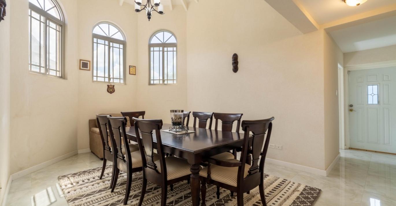 Halls villa 2 dining