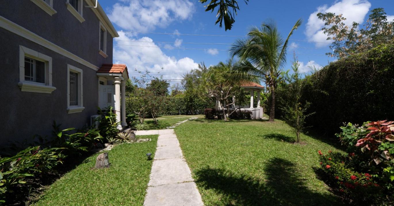 Halls villa 2 gardens