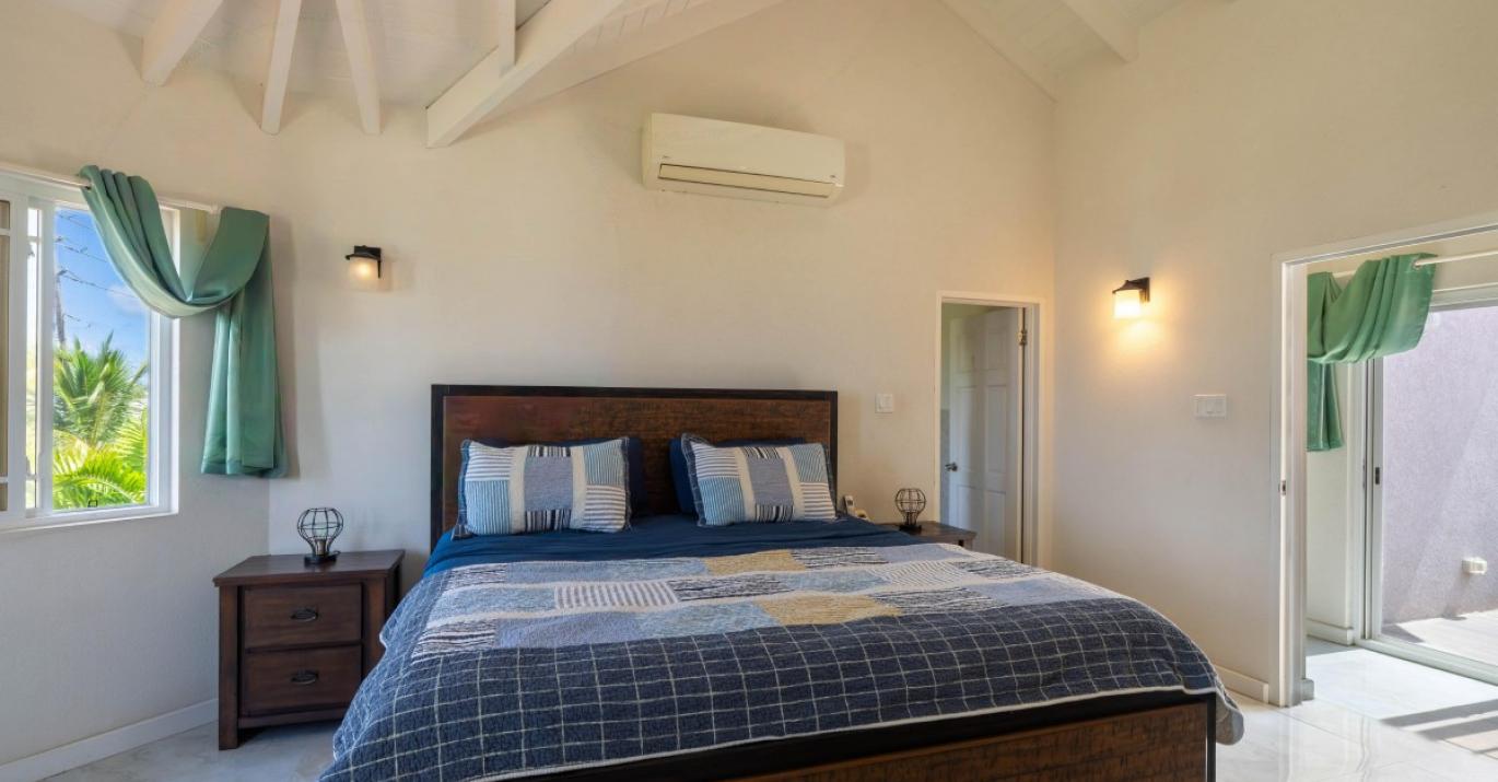 Halls villa 2 master bed