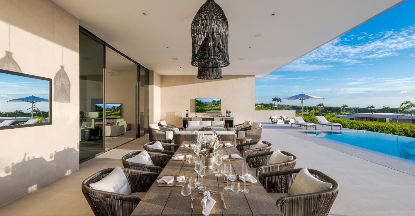 Hilltop outdoor dining 010