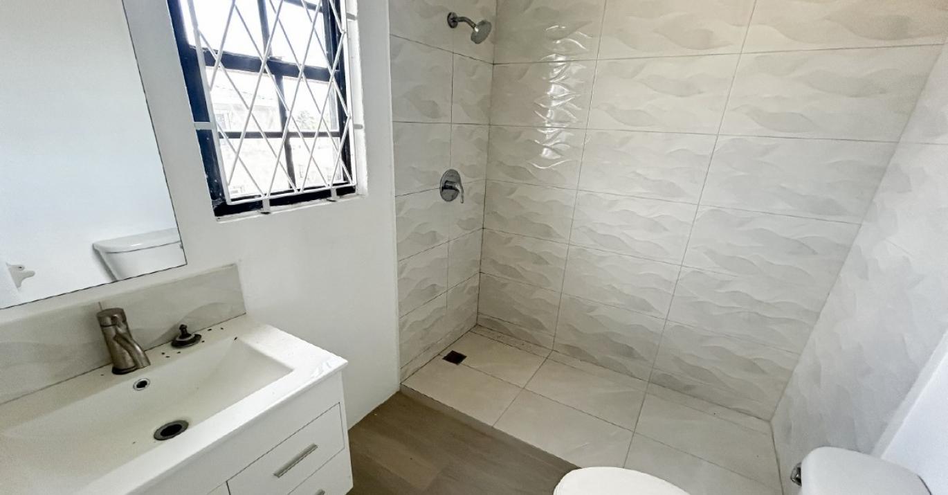 Kingsland Terrace 5 primary bathroom